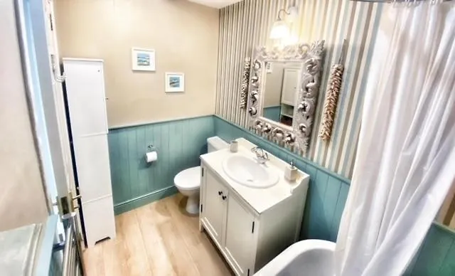 Netflix, Parking, Wifi, In Historical Townhouse Central Location By Lains Lettings Aberdeen