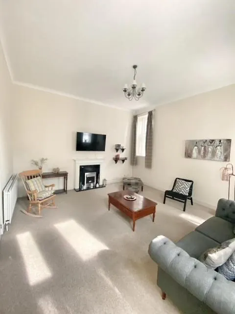 Netflix, Parking, Wifi, In Historical Townhouse Central Location By Lains Lettings Reino Unido