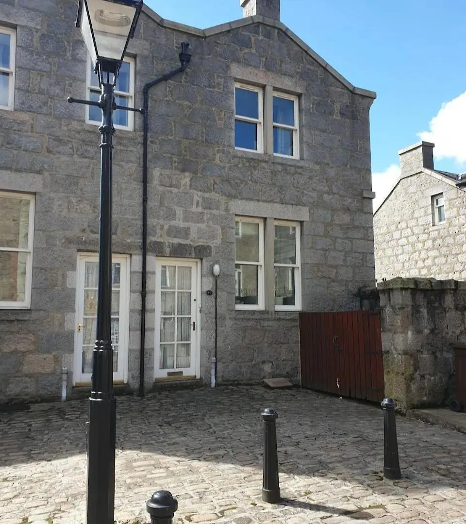 Netflix, Parking, Wifi, In Historical Townhouse Central Location By Lains Lettings Aberdeen
