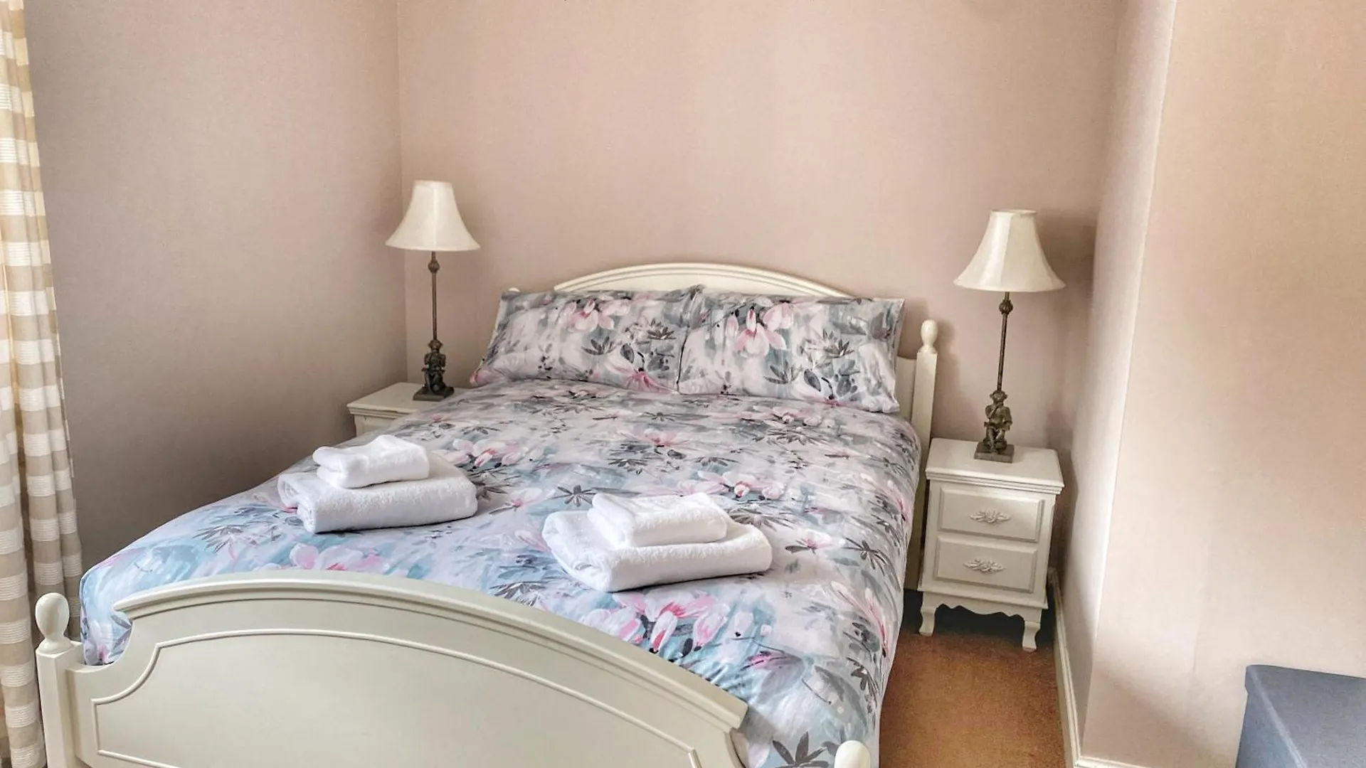 Netflix, Parking, Wifi, In Historical Townhouse Central Location By Lains Lettings