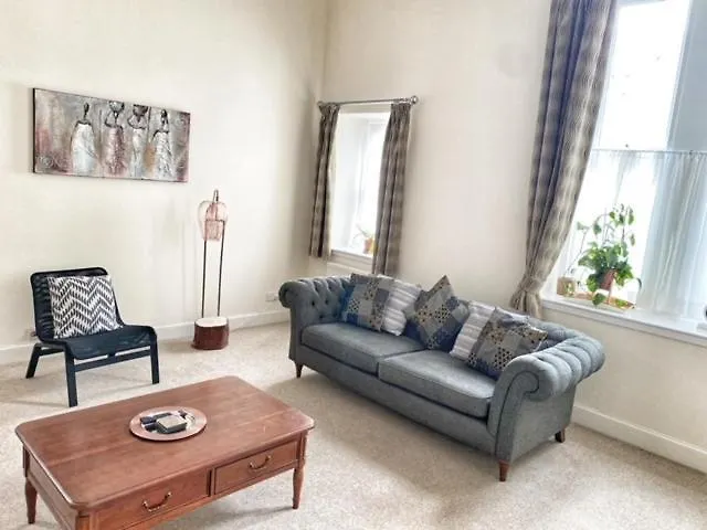 Netflix, Parking, Wifi, In Historical Townhouse Central Location By Lains Lettings Apartamento